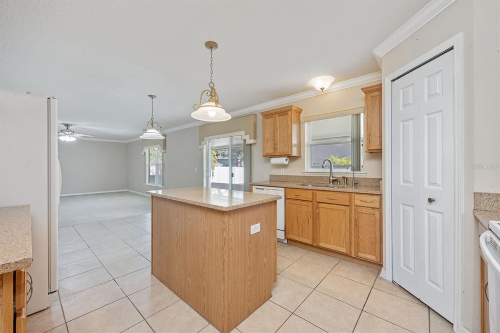 待售: $475,000 (4 贝兹, 2 浴室, 2356 平方英尺)