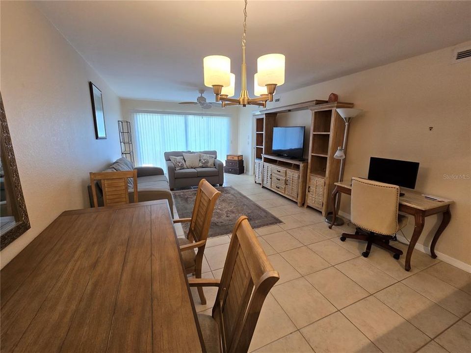 На продажу: $174,900 (2 спален, 2 ванн, 1105 Квадратных фут)