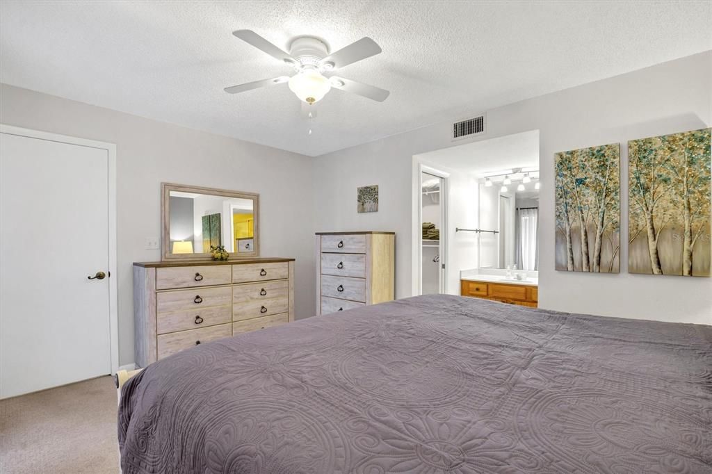 待售: $144,000 (2 贝兹, 2 浴室, 1088 平方英尺)