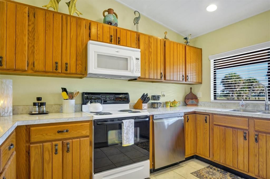 待售: $144,000 (2 贝兹, 2 浴室, 1088 平方英尺)