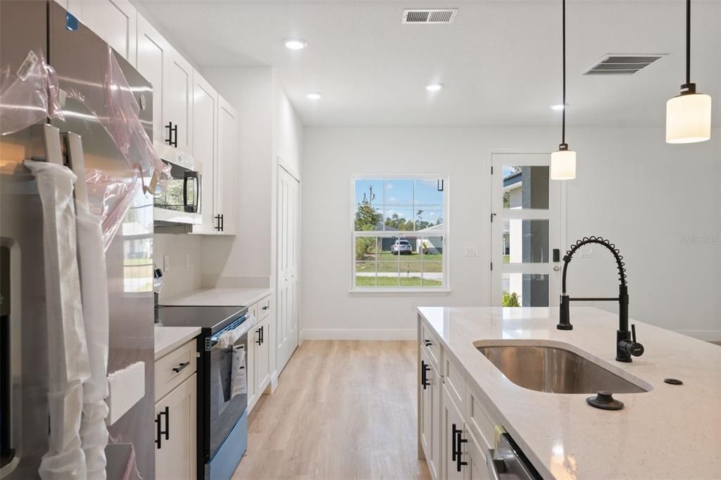 For Sale: $305,000 (4 beds, 2 baths, 1751 Square Feet)