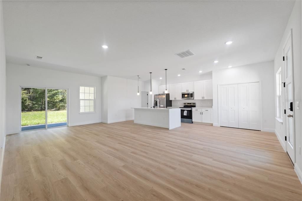 For Sale: $305,000 (4 beds, 2 baths, 1751 Square Feet)