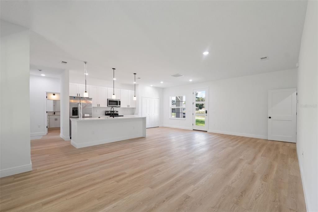 For Sale: $305,000 (4 beds, 2 baths, 1751 Square Feet)