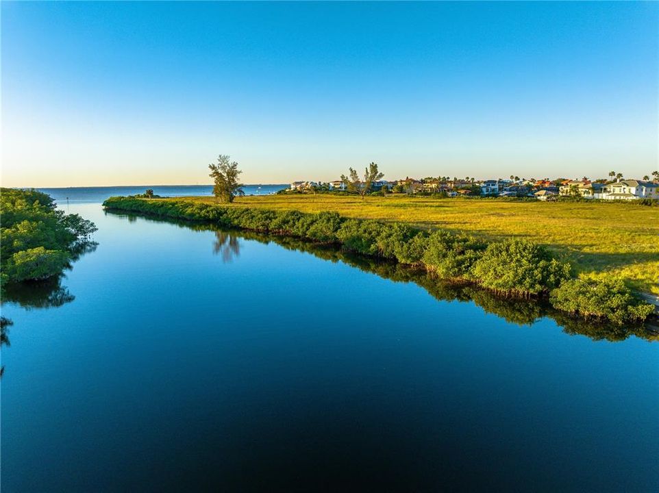 Под контрактом: $225,000 (0.24 acres)