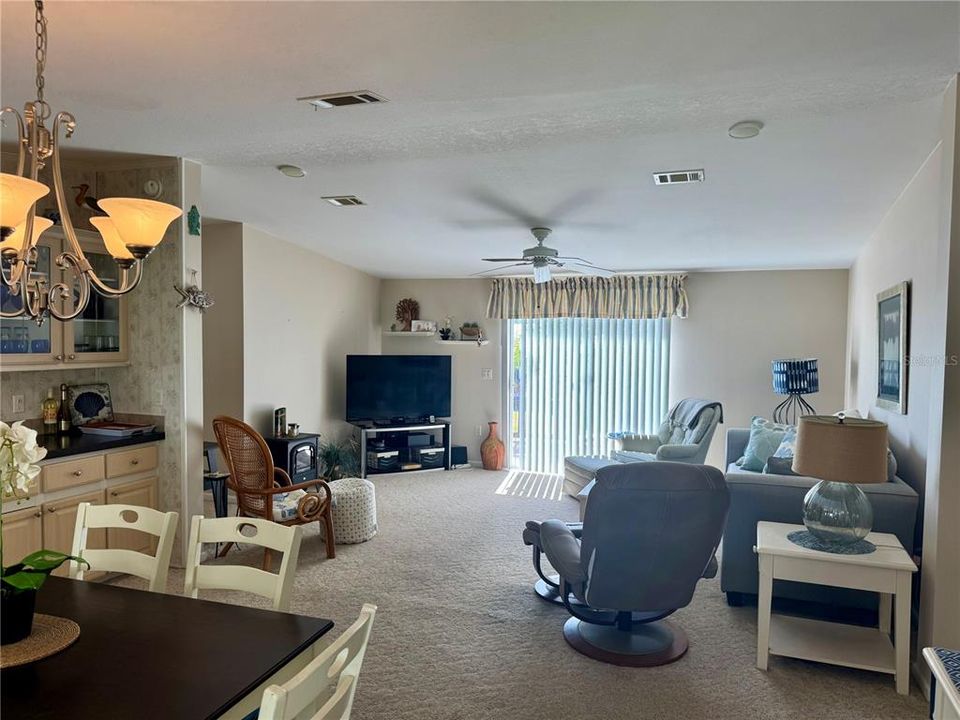 For Sale: $165,000 (2 beds, 2 baths, 1269 Square Feet)