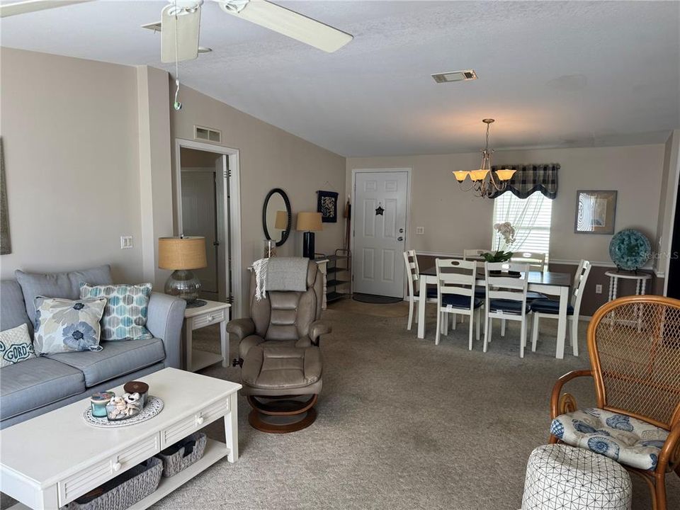 For Sale: $165,000 (2 beds, 2 baths, 1269 Square Feet)