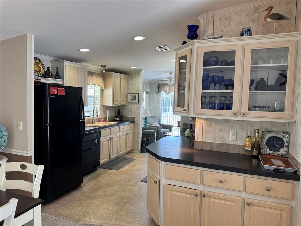 For Sale: $165,000 (2 beds, 2 baths, 1269 Square Feet)