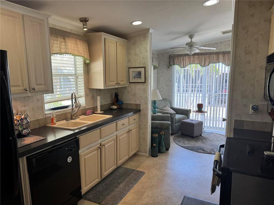 For Sale: $165,000 (2 beds, 2 baths, 1269 Square Feet)