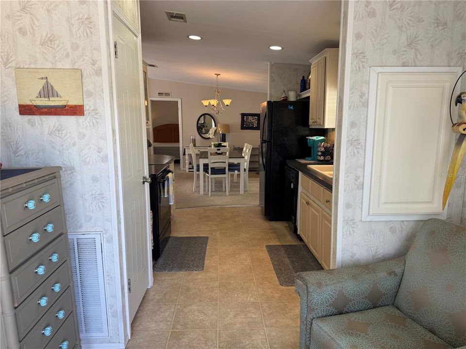 For Sale: $165,000 (2 beds, 2 baths, 1269 Square Feet)