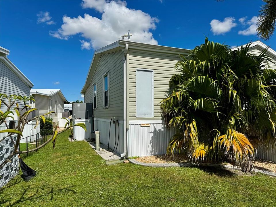 For Sale: $165,000 (2 beds, 2 baths, 1269 Square Feet)