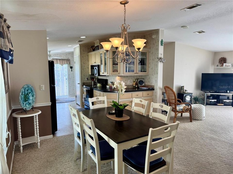 For Sale: $165,000 (2 beds, 2 baths, 1269 Square Feet)