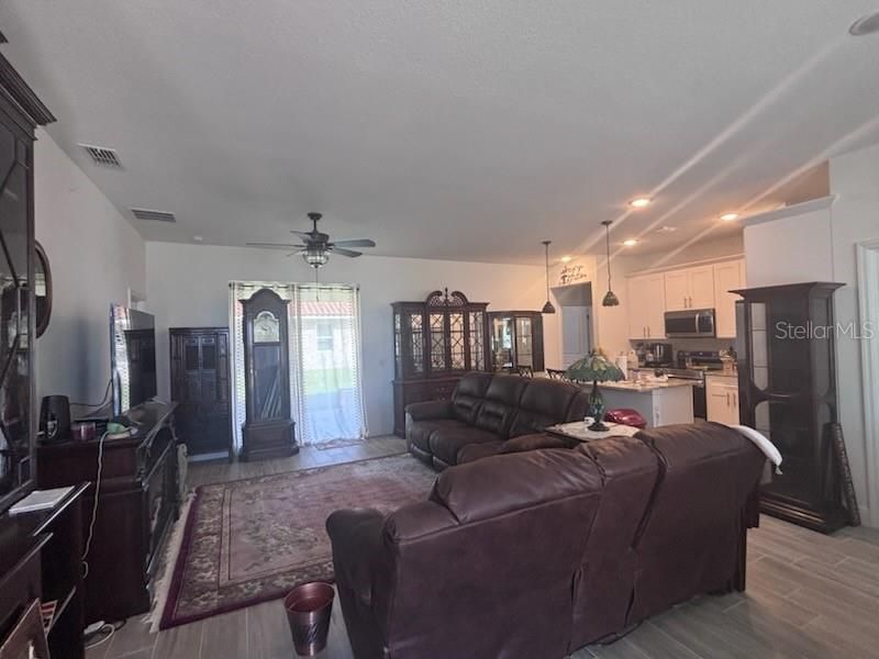 For Rent: $1,800 (4 beds, 2 baths, 1682 Square Feet)