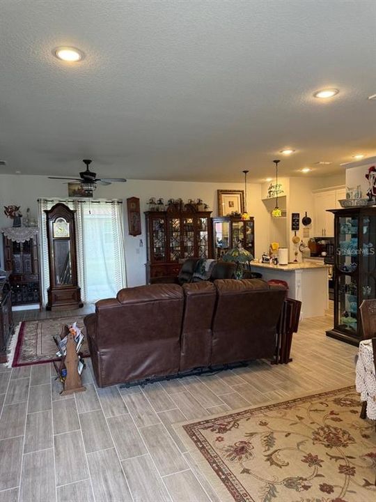 For Rent: $1,800 (4 beds, 2 baths, 1682 Square Feet)