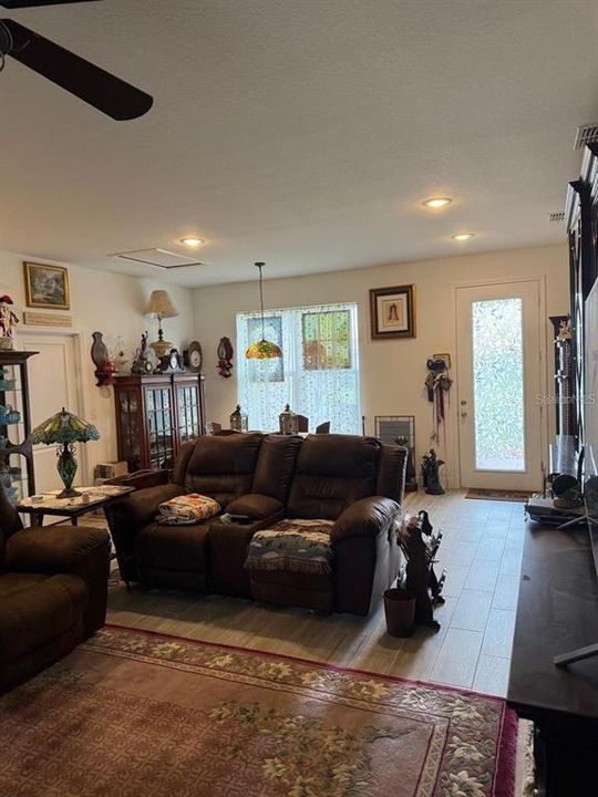 For Rent: $1,800 (4 beds, 2 baths, 1682 Square Feet)