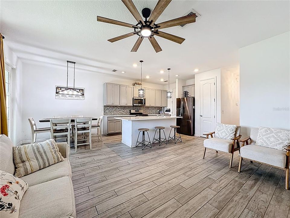 For Sale: $340,000 (3 beds, 2 baths, 1609 Square Feet)