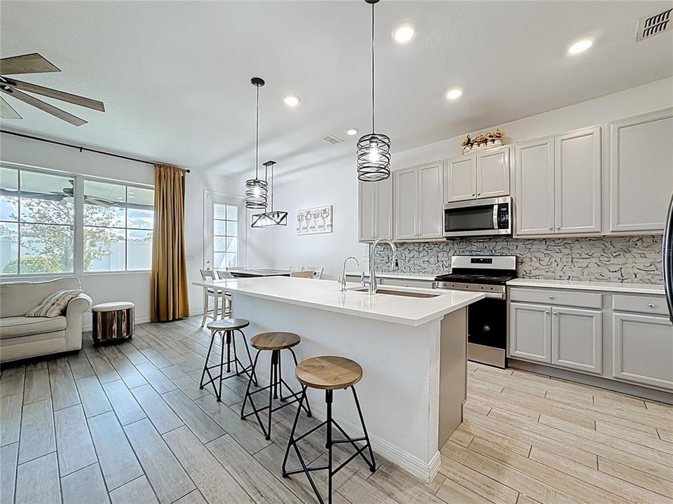 For Sale: $340,000 (3 beds, 2 baths, 1609 Square Feet)