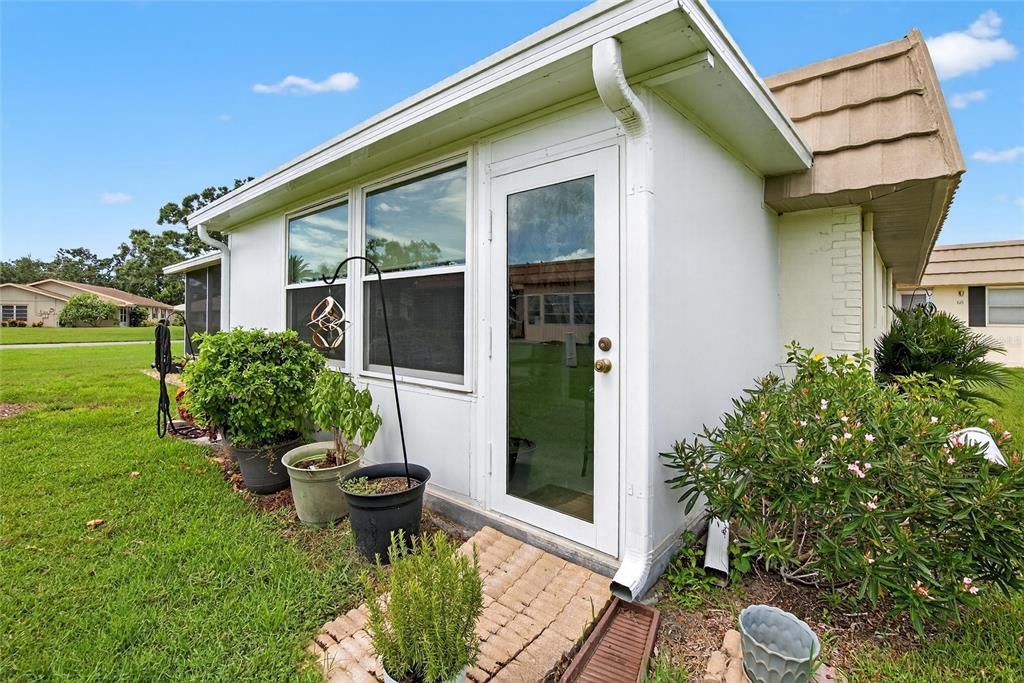 For Rent: $1,800 (2 beds, 2 baths, 960 Square Feet)