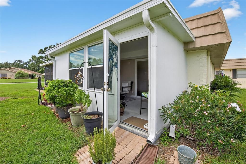 For Rent: $1,800 (2 beds, 2 baths, 960 Square Feet)