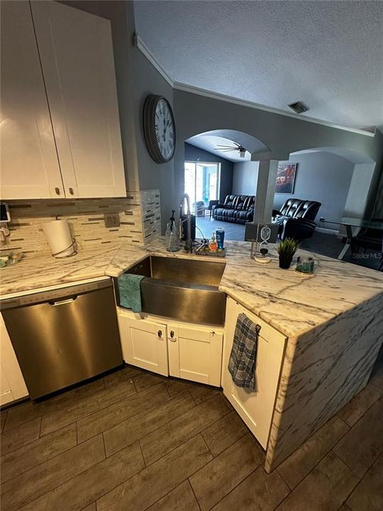 For Sale: $415,000 (4 beds, 2 baths, 1962 Square Feet)