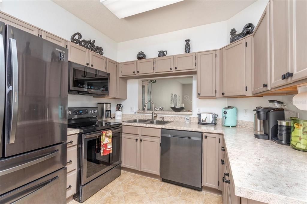 For Rent: $2,300 (3 beds, 2 baths, 1305 Square Feet)