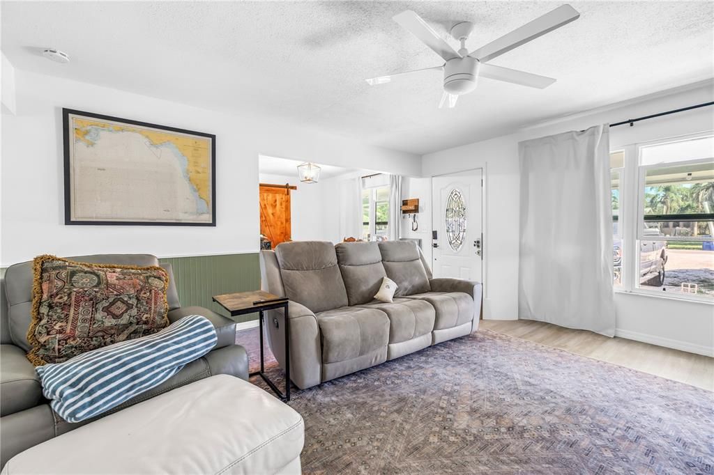 For Sale: $375,000 (3 beds, 1 baths, 1240 Square Feet)