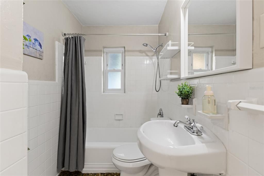 Active With Contract: $289,900 (3 beds, 1 baths, 1246 Square Feet)