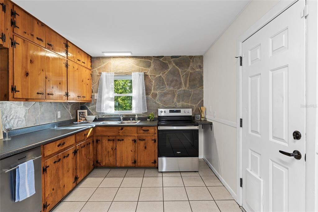 Active With Contract: $289,900 (3 beds, 1 baths, 1246 Square Feet)