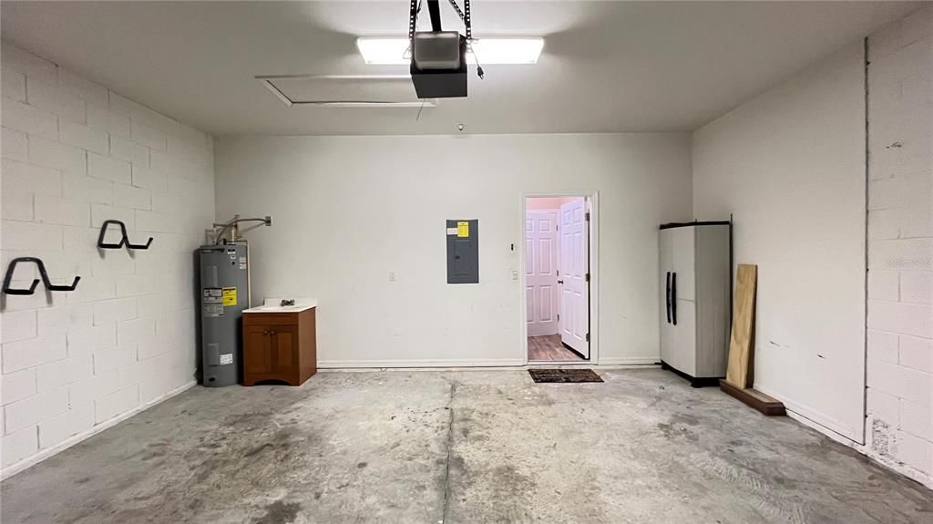 Activo con contrato: $2,000 (3 camas, 2 baños, 1929 Pies cuadrados)