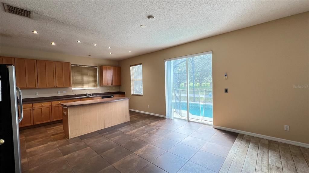 Activo con contrato: $2,000 (3 camas, 2 baños, 1929 Pies cuadrados)