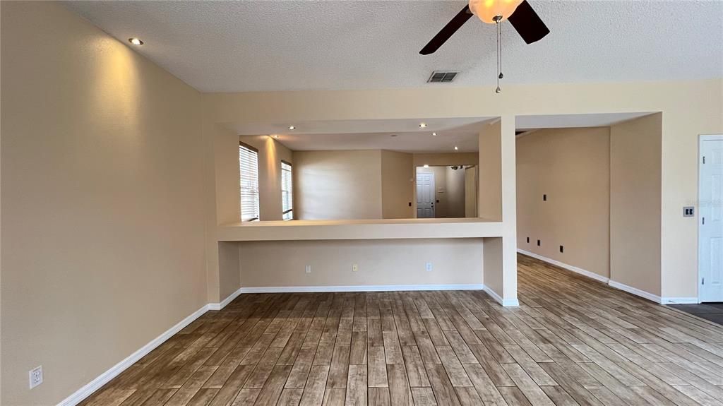 Activo con contrato: $2,000 (3 camas, 2 baños, 1929 Pies cuadrados)