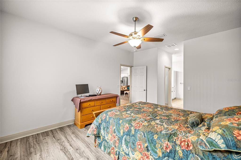 待售: $295,000 (2 贝兹, 2 浴室, 1654 平方英尺)