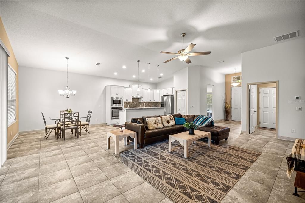 待售: $295,000 (2 贝兹, 2 浴室, 1654 平方英尺)