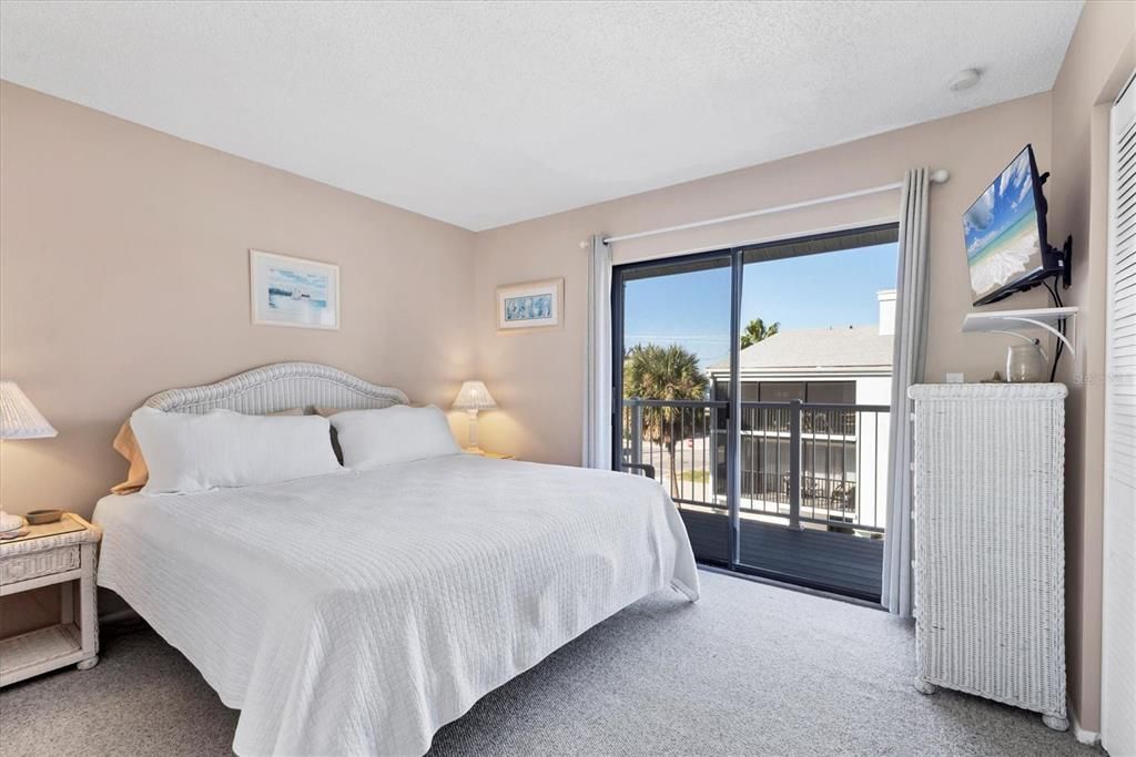 For Sale: $585,000 (2 beds, 2 baths, 900 Square Feet)