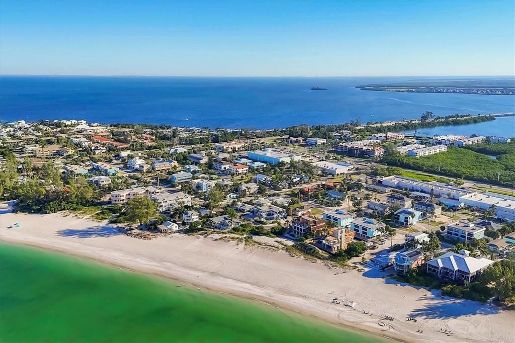 For Sale: $585,000 (2 beds, 2 baths, 900 Square Feet)