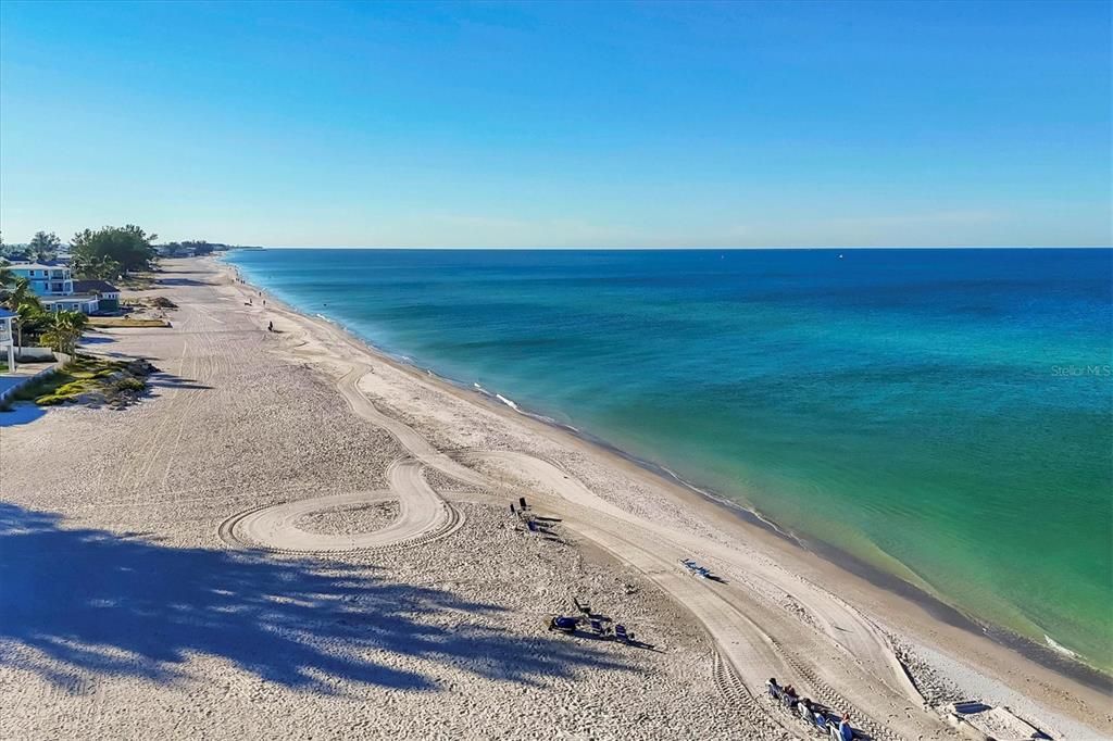 For Sale: $585,000 (2 beds, 2 baths, 900 Square Feet)