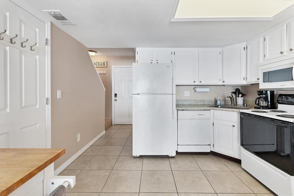 For Sale: $585,000 (2 beds, 2 baths, 900 Square Feet)