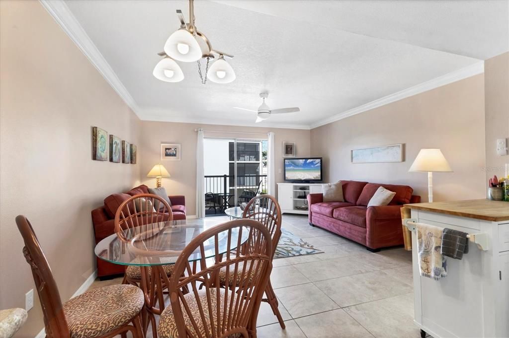 For Sale: $585,000 (2 beds, 2 baths, 900 Square Feet)