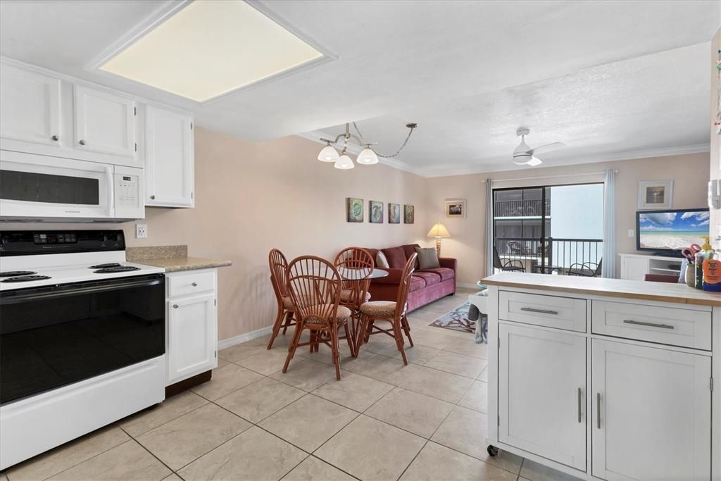 For Sale: $585,000 (2 beds, 2 baths, 900 Square Feet)