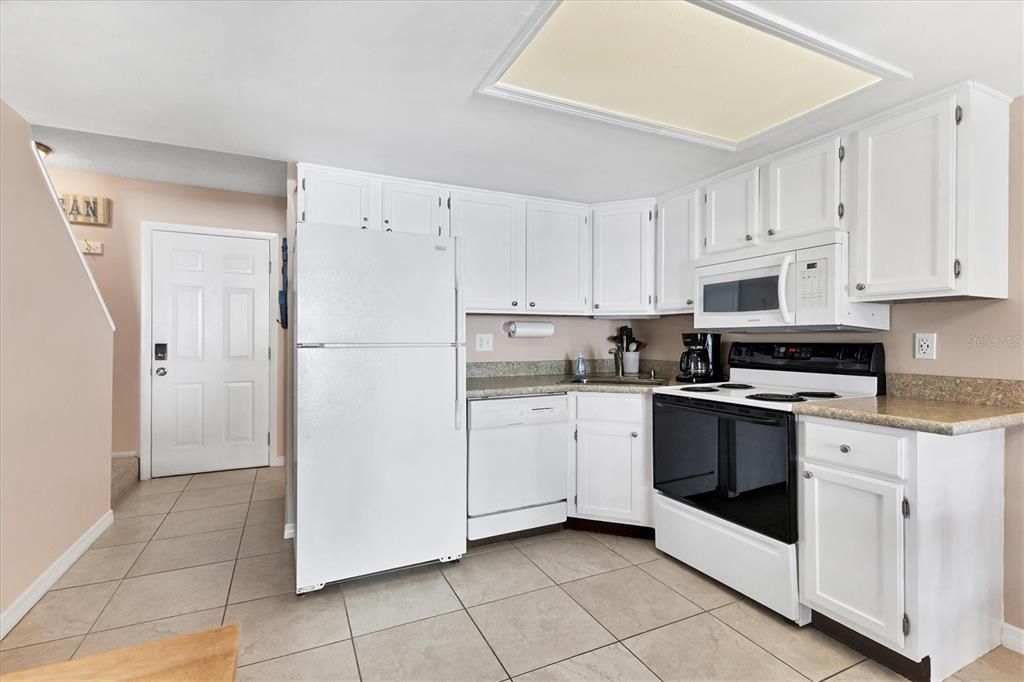 For Sale: $585,000 (2 beds, 2 baths, 900 Square Feet)