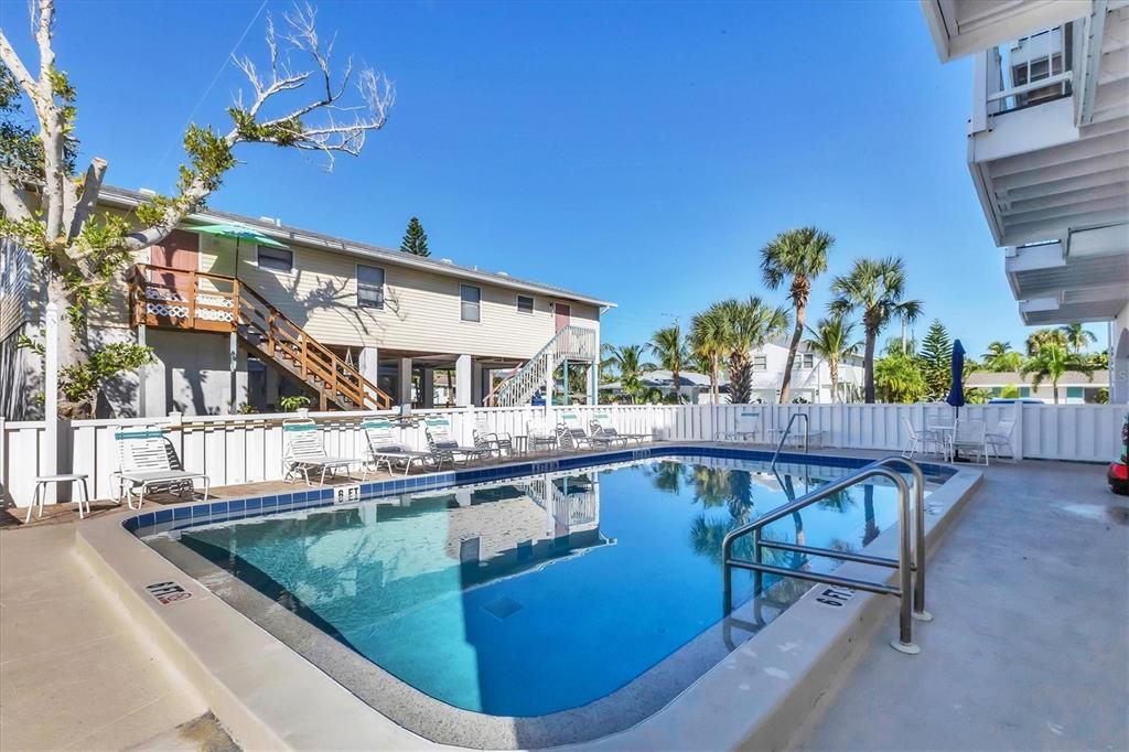 For Sale: $585,000 (2 beds, 2 baths, 900 Square Feet)