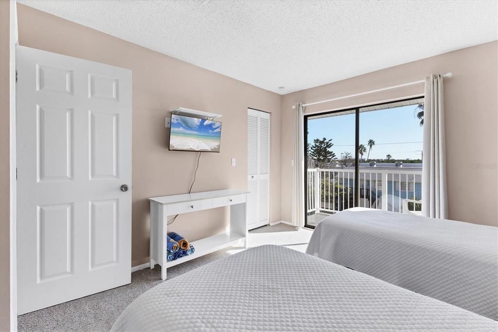 For Sale: $585,000 (2 beds, 2 baths, 900 Square Feet)