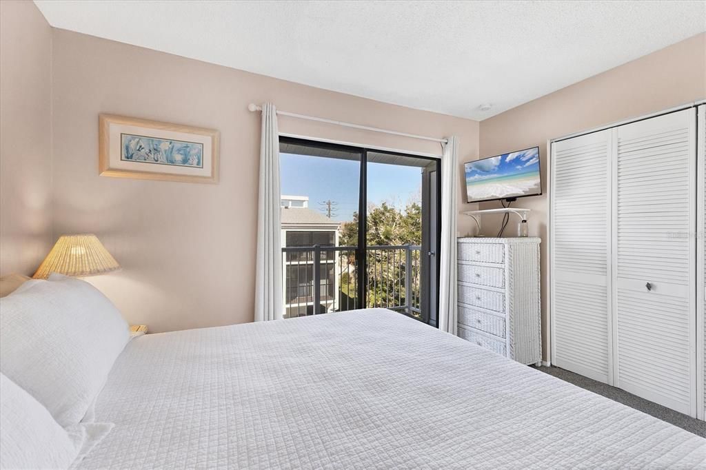 For Sale: $585,000 (2 beds, 2 baths, 900 Square Feet)