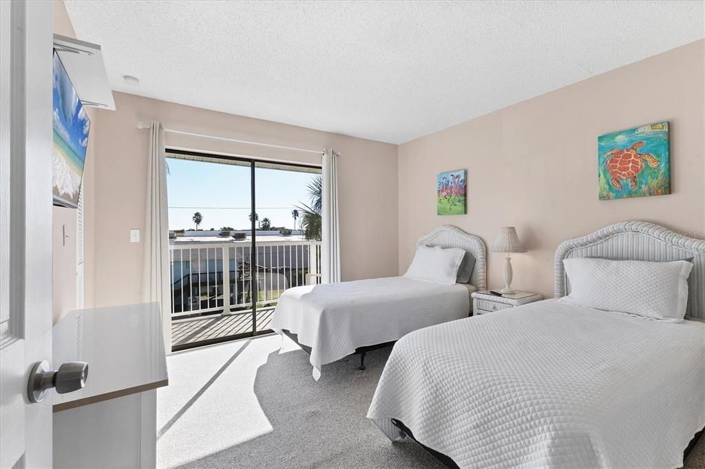 For Sale: $585,000 (2 beds, 2 baths, 900 Square Feet)