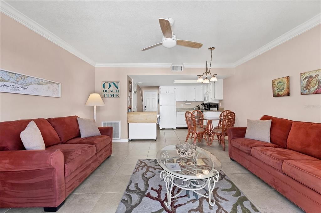 For Sale: $585,000 (2 beds, 2 baths, 900 Square Feet)