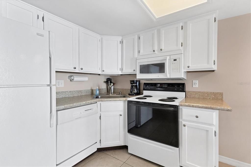 For Sale: $585,000 (2 beds, 2 baths, 900 Square Feet)