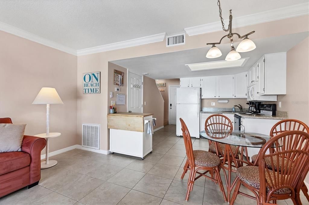 For Sale: $585,000 (2 beds, 2 baths, 900 Square Feet)