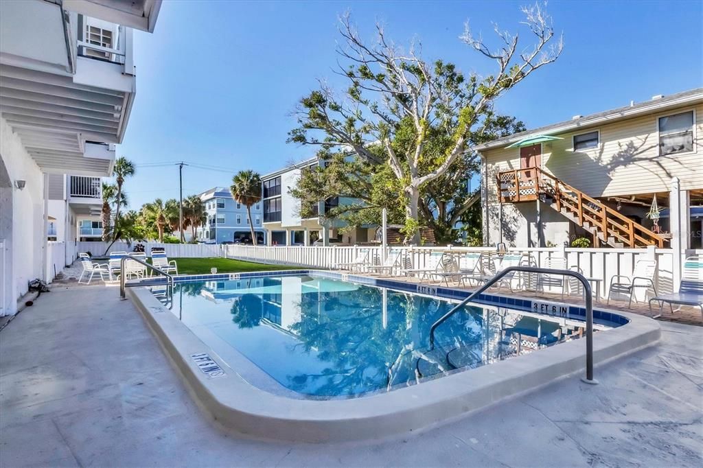 For Sale: $585,000 (2 beds, 2 baths, 900 Square Feet)