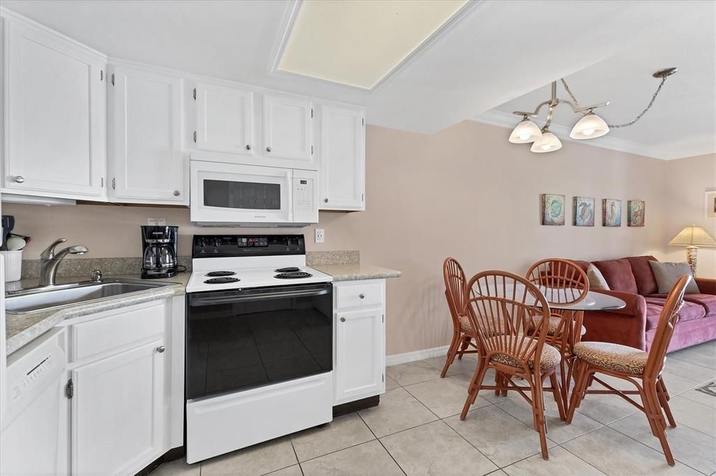 For Sale: $585,000 (2 beds, 2 baths, 900 Square Feet)