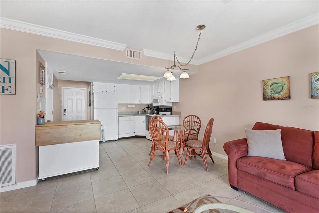 For Sale: $585,000 (2 beds, 2 baths, 900 Square Feet)