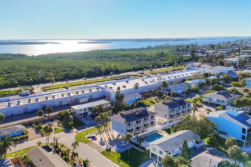 For Sale: $585,000 (2 beds, 2 baths, 900 Square Feet)